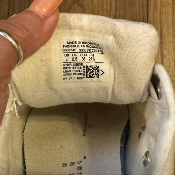 White Converse with gold stars - Picture 8 of 11